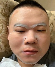  岳云鹏与徒弟合照,小表情超逗,岳岳白发抢镜