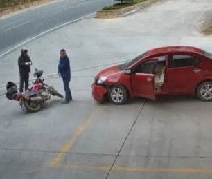  惊险安康男子驾车漂移进加油站,撞上摩托车