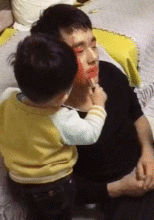 搞笑gif妹子是不是忘了把砖头先砸开呀 搞笑gif妹子是不是忘了把砖头先砸开呀