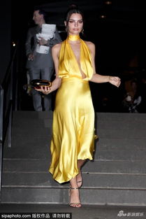 组图超模艾米丽着深v裙不时撩发面无表情低头迈步气质迷人 组图超模艾米丽着深v裙不时撩发面无表情低头迈步气质迷人