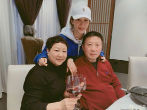  杨紫为爸爸庆生调皮自夸晒儿时表情包搞怪可爱