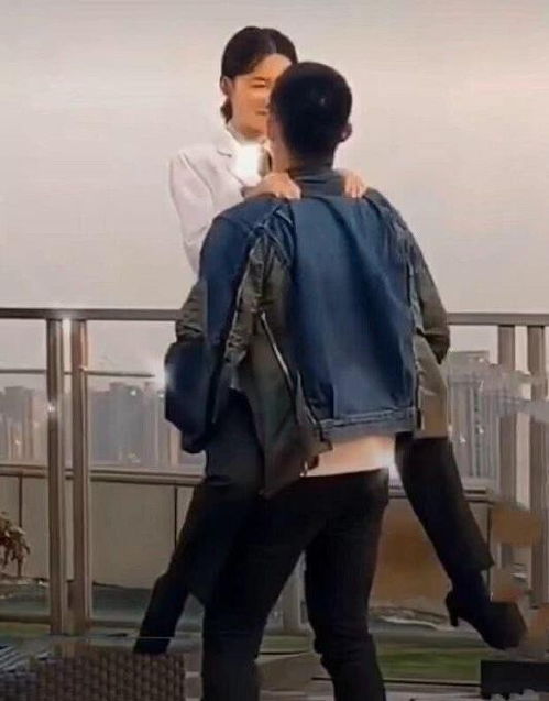 黄景瑜抱着李沁甜蜜转圈圈,导演刚喊卡,李沁的表情很真实了