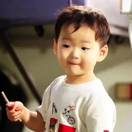 老公要抱抱表情包宋民国