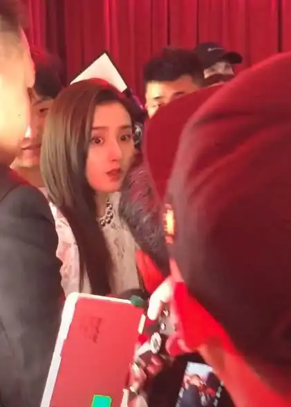 表情宋祖儿被包围一脸懵,谁注意到被拽走时的表情,这眼睛买保险吧表情 表情宋祖儿被包围一脸懵,谁注意到被拽走时的表情,这眼睛买保险吧表情