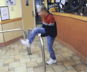 搞笑gif少年舞技不好,美眉很尴尬啊 搞笑gif少年舞技不好,美眉很尴尬啊