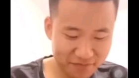 一口吃柠檬,女人就要对自己狠一点