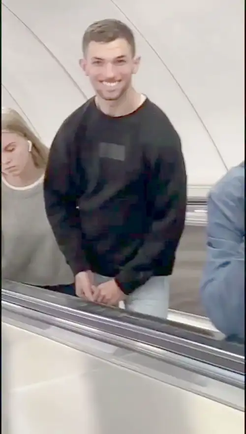 第1次见这么情不自禁的表情... 第1次见这么情不自禁的表情...