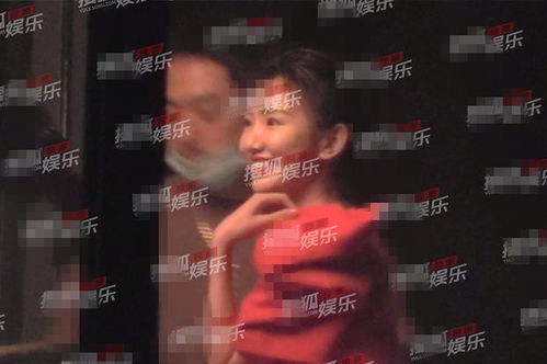  陈翔与神秘美女甜蜜逛街后,毛晓彤也被拍与男子背情侣包同返公寓