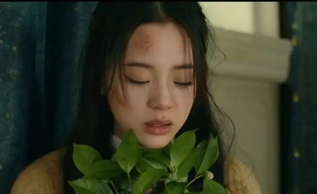 欧阳娜娜的演技再引争议,甩偶像包袱露真实发缝,演被打却没表情 欧阳娜娜的演技再引争议,甩偶像包袱露真实发缝,演被打却没表情