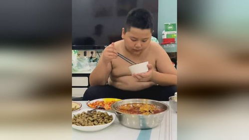  双胞胎兄弟坐一起吃饭体型差亮了网友一个忘喂了一个喂两遍