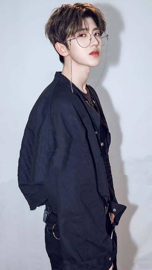  蔡徐坤回应潘长江后首次现身包裹严实插兜赶路,神情落寞