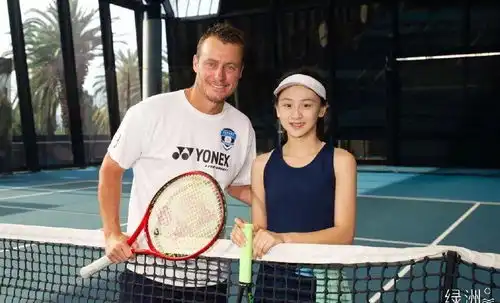  11岁森蝶打网球,姿势标准手臂线条优越,网友下一个李娜