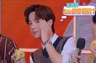 王一博被大张伟的梨水滋一脸,谁注意他的自然表情我可做不到 王一博被大张伟的梨水滋一脸,谁注意他的自然表情我可做不到