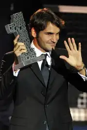 费德勒捧得历史第一奖杯高清组图 费德勒捧得历史第一奖杯高清组图