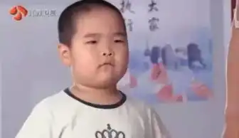 这个叫谢飞机小屁孩火了,你的表情包里该把他也添上 这个叫谢飞机小屁孩火了,你的表情包里该把他也添上