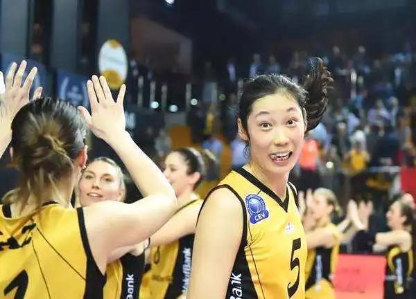 封面捂脸表情包被抢注上热搜这反让朱婷真人版表情包走红了 封面捂脸表情包被抢注上热搜这反让朱婷真人版表情包走红了