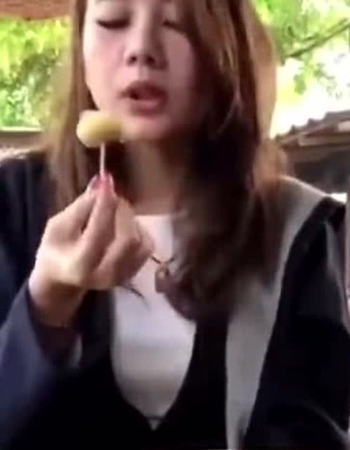  小姐姐吃东西,表情也太丰富了,不仅嘴巴烫五官都在跳舞呢