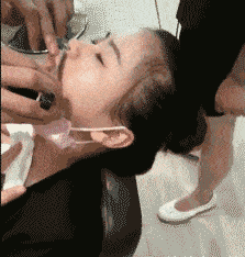  女闺蜜去见她男友,回来后睡姿成这样了这战斗有点猛烈啊哈哈哈哈哈哈