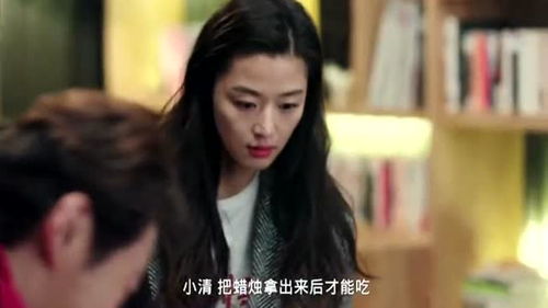  美人鱼手抓蛋糕学美女模特,这表情太让人上头了