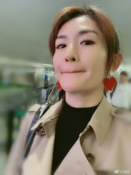  谢娜深夜晒美食赶晚班飞机,随之晒出的自拍角度奇特,依然很搞怪