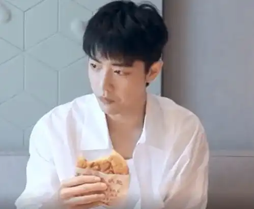 肖战美食vlog出炉,颜值瞬间成焦点,被辣到的小表情太可爱了 肖战美食vlog出炉,颜值瞬间成焦点,被辣到的小表情太可爱了