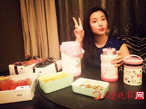  李冰冰深夜晒美食素颜出镜表情丰富