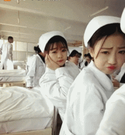  搞笑gif妹子这架势,看来是无敌了