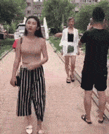  女汉子是这样刷牙的