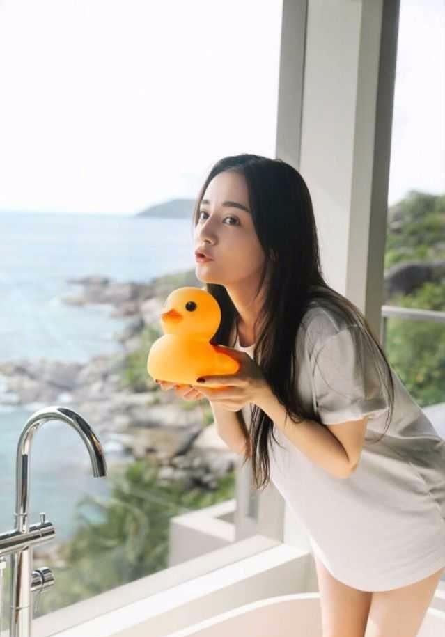  杨幂娜娜热巴都是下衣失踪穿搭,画风差别有点大