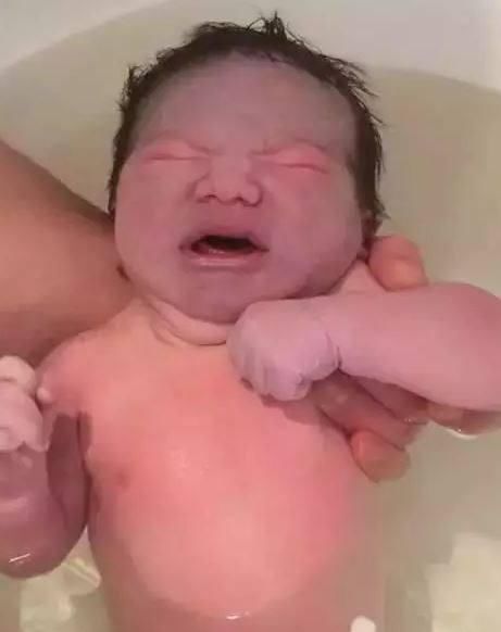  女子刚产下的双胞胎,宝宝的容貌丑爆了欲送人,7天后笑喷了