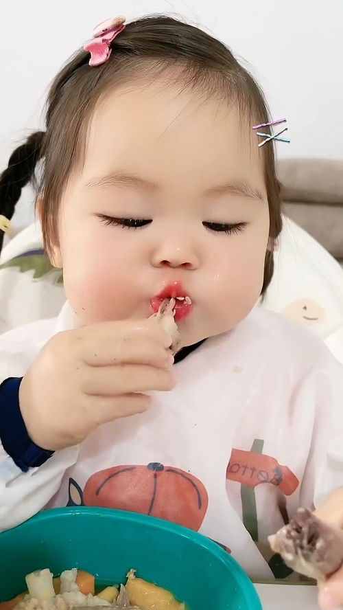  这表情是太好吃了吗不挑食的宝宝