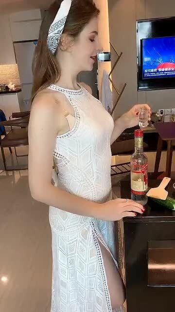  俄罗斯的美女喝小鸟伏特加,看这表情,怕是有点上头吧
