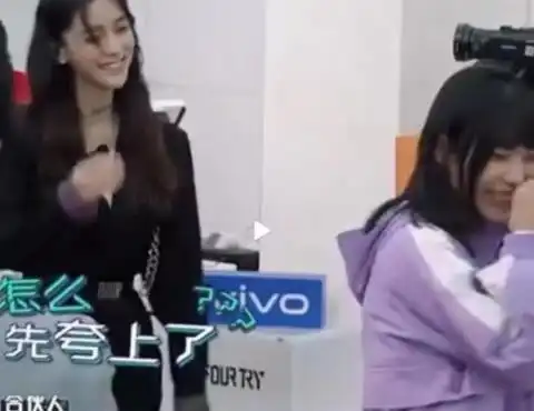 钟楚曦主动接待顾客被无视,顾客却直夸baby漂亮,钟楚曦表情亮了 钟楚曦主动接待顾客被无视,顾客却直夸baby漂亮,钟楚曦表情亮了