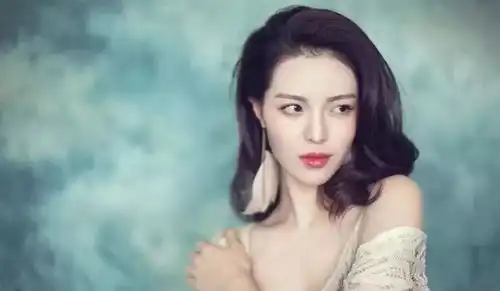 网友口中相貌平平的她打败无数换头女郎登顶亚洲最时尚面孔第一 网友口中相貌平平的她打败无数换头女郎登顶亚洲最时尚面孔第一