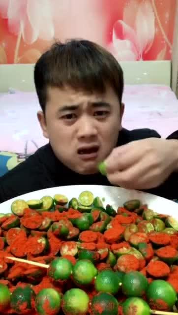  满是辣椒面的柠檬,小伙一口接着一口,这表情看得我都尴尬了