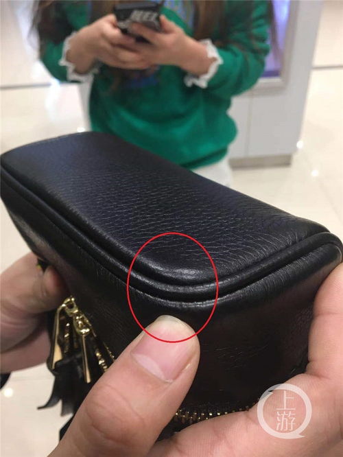  女子逛街时新包被人不慎刮花,涉事情侣多少钱,我买了