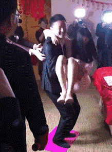 搞笑gif趣图,新郎大祸临头了还不自知,新娘表情逐渐凝固 搞笑gif趣图,新郎大祸临头了还不自知,新娘表情逐渐凝固