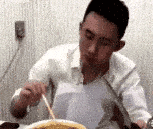  搞笑gif大哥是个狠人,连续后空翻不带停的姑娘