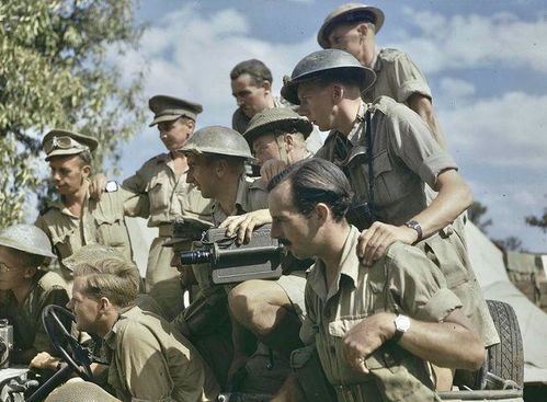  二战老照片1944年在意大利的英国军队表情很是轻松