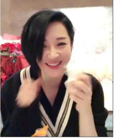  50岁许晴无惧身材变胖,深夜吃炸鸡表情放飞自我