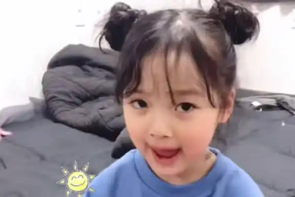  表情又一个表情包小孩开微博,假笑男孩与其互动,儿子女儿齐了表情