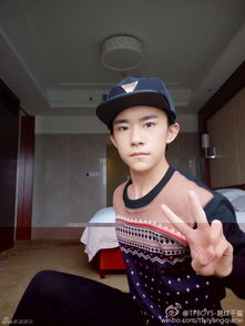  严肃boytfboys易烊千玺9连拍穿秋衣仍高冷7