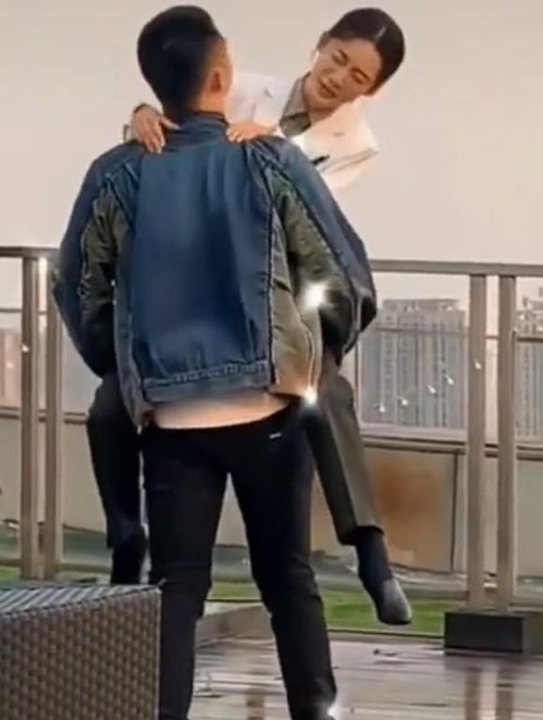  黄景瑜抱着李沁甜蜜转圈圈,导演刚喊卡,李沁的表情很真实了