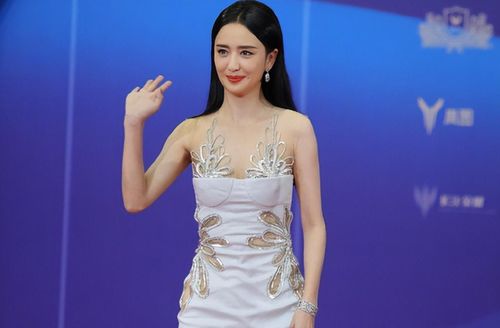  袁泉哽咽,朱媛媛捂脸,百花奖上女星表情失控,千娇百媚,真好看