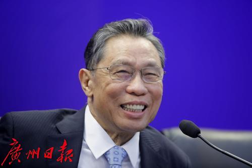  瞬间钟南山院士发布会上的表情