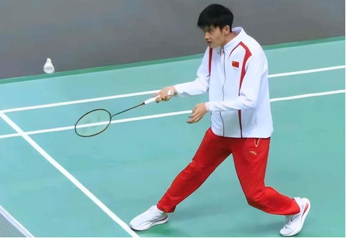  盛李豪澳门又打羽毛球,中国游泳队合唱孤勇者,震撼陈奕迅