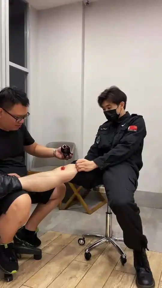 保安你这个表情我很难相信你不是故意的. 保安你这个表情我很难相信你不是故意的.