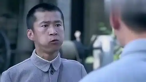 雪豹坚强岁月小伙吃个饭,政委还来问话,小伙呆萌表情搞笑了 雪豹坚强岁月小伙吃个饭,政委还来问话,小伙呆萌表情搞笑了