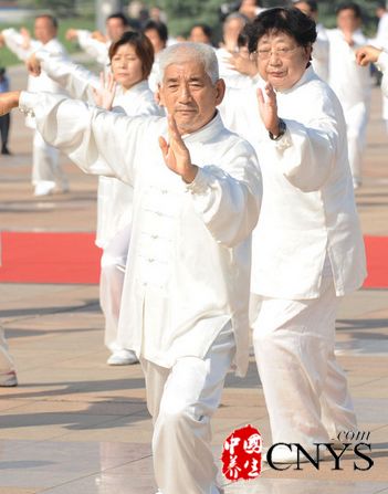  气功养生四个气功招式缓解膝盖酸痛