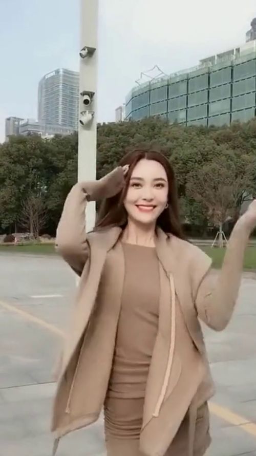  路边偶遇跳舞的网红小姐姐,后面路人大叔的表情亮了